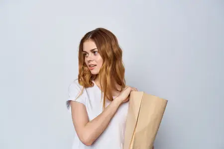 Женщина с пакетом продуктов, покупки, упаковка, шопинг