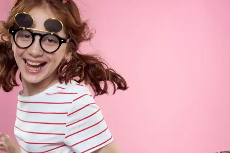 Милая девушка в солнцезащитных очках и полосатой футболке