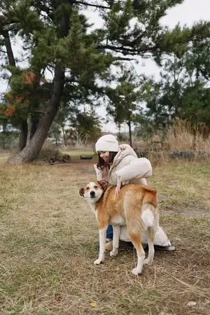 Собака, женщина, на улице, в парке, в пальто