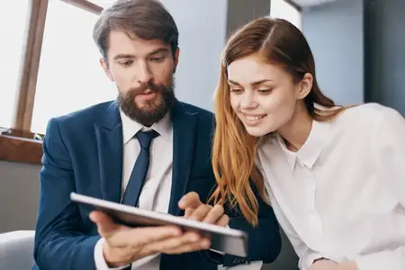 Коллеги работают с планшетом, менеджеры и профессионалы