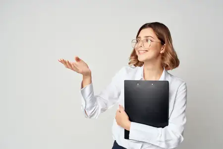 Деловая женщина в белой рубашке с документами в руках, эмоция, работа, успех