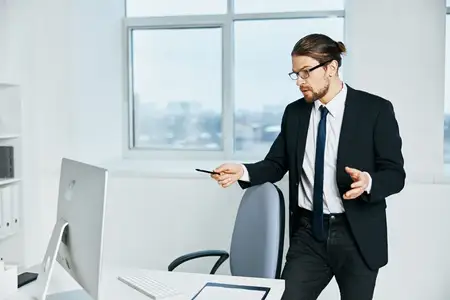 Офисный работник в костюме занимается офисной работой с использованием телефона и технологий