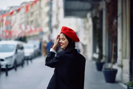 Счастливая женщина, вид со спины, следует за мной, гуляет по городу на фоне офисных зданий, одетая в стильную модную винтажную одежду и с макияжем, весенняя прогулка, путешествие