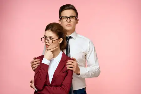 Коллеги по работе: бизнесмен и бизнесвумен, офис, менеджмент, команда, официальные лица