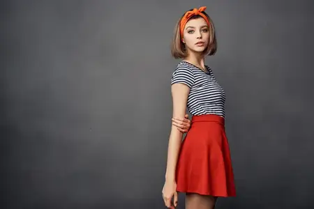 Весёлая женщина в оранжевой повязке на голове, косметика, мода, роскошь