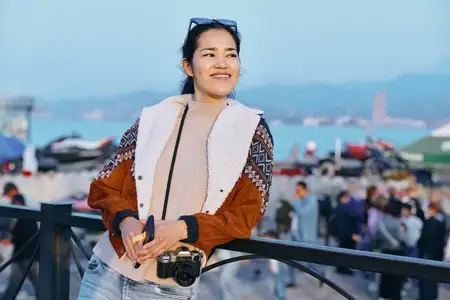 Уличная фотография на многолюдном прибрежном променаде