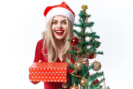 Весёлая женщина, одетая как Санта, дарит эмоции на рождественском празднике