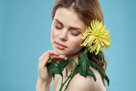 Эмоциональная женщина с цветами, весенняя модель, обнажённые плечи, чистая кожа