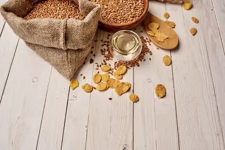 Деревянный стол с кухонными продуктами, вид сверху