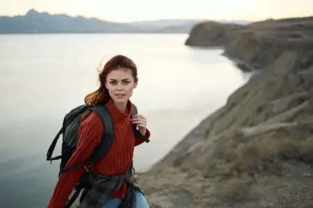 Турист в горах с рюкзаком на плечах, природа, активный образ жизни, обрезанный вид