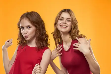 Семейное веселье, дружба, эмоции, образ жизни на жёлтом фоне