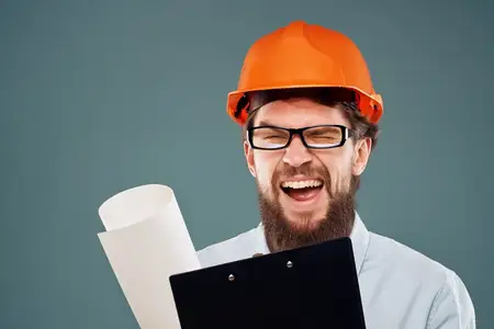 Удивлённый мужчина, работающий в строительной отрасли, успех, изолированный фон