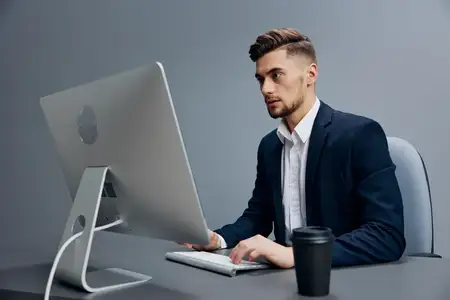 Менеджер пьет кофе, он устал на работе, а на столе лежат документы
