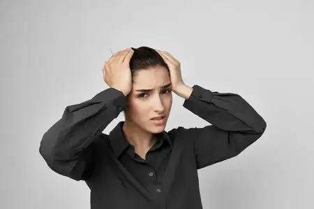 Женщина испытывает мигрень, стресс и негативные эмоции на изолированном фоне