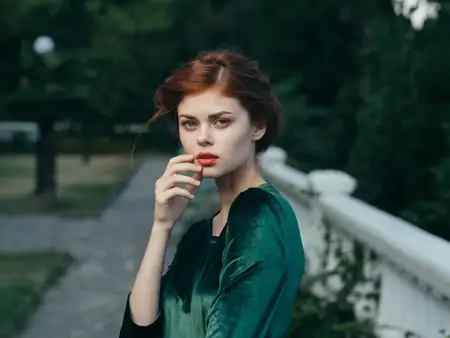 Симпатичная женщина с красными губами, гламурная, на природе, в зеленом платье, роскошная модель