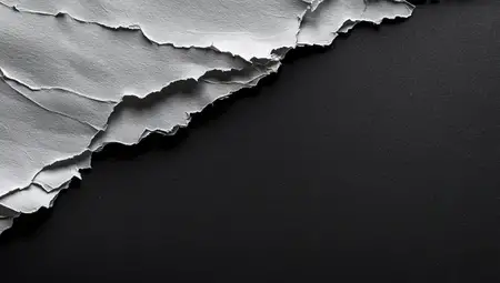 Уникальный абстрактный фон с рваной белой бумагой на темной поверхности, создающий поразительный контраст