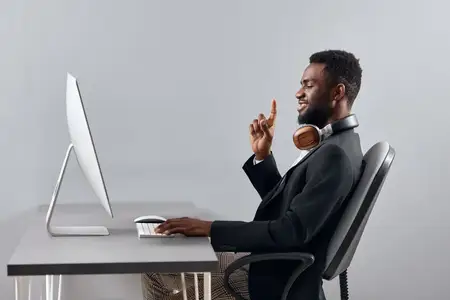 Работа, мужчина, онлайн, образование, компьютер, чернокожий, работа, киберпространство, урок, космос, американец, ноутбук, язык, копирайтинг, наушники, танец, компьютер, африканец, учится, Zoom…