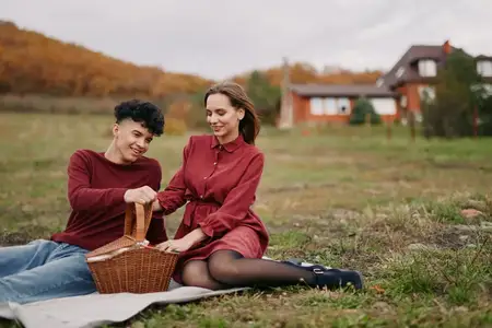 Теплый пасмурный свет, расслабленные улыбки и едва уловимые жесты создают убедительную интимную атмосферу для использования в лайфстайл-фотографии или стоковых изображениях, подчеркивая искренность…