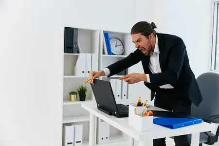 Офисный работник работает в офисе с синей папкой для документов