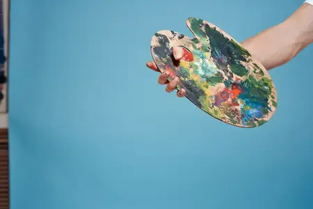 Палитра в руках художника, краски, искусство, рисование, творчество на синем фоне
