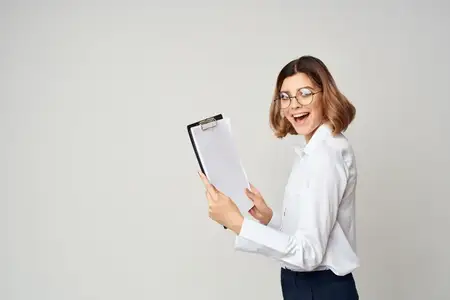 Деловая женщина с документами за работой в офисе, есть свободное место для текста