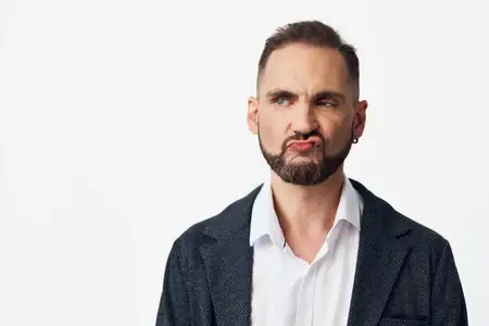 Субъект демонстрирует тонкие эмоции, намек на решимость и ясность, что предполагает стратегическое мышление и готовность к переговорам или принятию решений