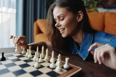 Молодая женщина играет в шахматы в гостиной, на заднем плане видны диван и журнальный столик