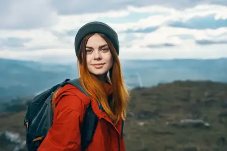 Горный пейзаж, женщина на отдыхе, приключения, рюкзак, туризм, модель