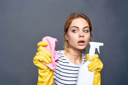 Женщина в желтых перчатках, моющее средство, клининговая служба, домохозяйка