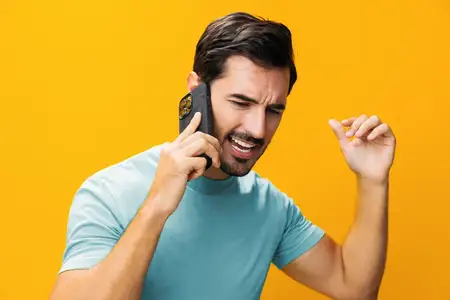 Мужчина с телефоном, выражение удивления на лице