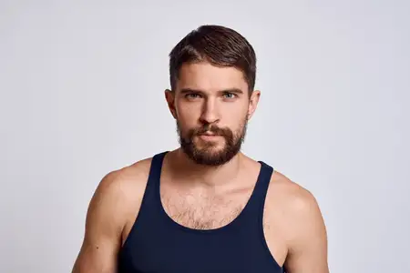 Портрет мужчины в футболке на светлом фоне, массажер для кожи головы, уход, модель