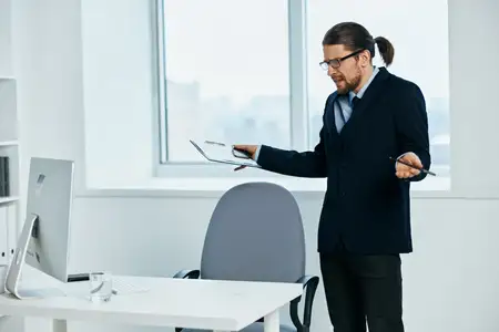 Менеджер в очках излучает уверенность в себе во время работы
