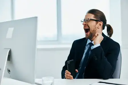 Офисный работник работает за компьютером с документами, руководитель