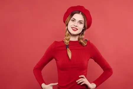 Весёлая женщина в красном свитере, косметика, эмоции, изолированный фон