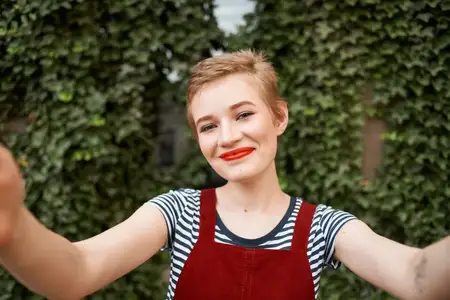Крупный план симпатичной женщины, позирующей на открытом воздухе летом