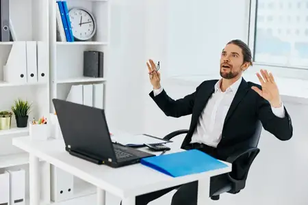 Менеджер работает в офисе перед ноутбуком, как руководитель