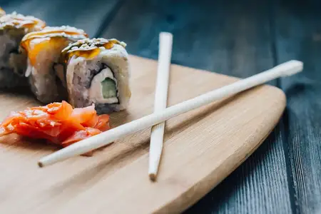 Японская кухня: суши, соус, палочки для еды, деревянная доска
