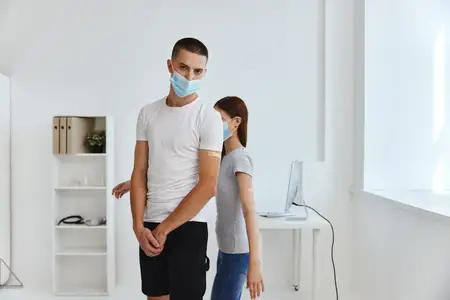 Мужчина и женщина с пластырями на руках, вакцинный паспорт, коронавирус COVID-19