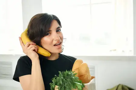 Женщина с пакетом продуктов