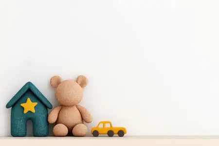 Очаровательные мягкие игрушки: плюшевый мишка, красочный домик и желтая машинка