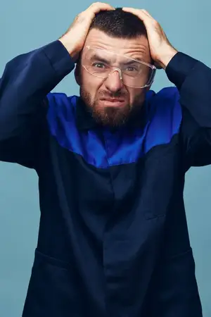 Мужчина на фоне, уверенный, рука на подбородке, лицо, портрет