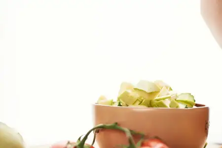 Тарелка с нарезанными овощами, приготовление еды на кухне, здоровое питание