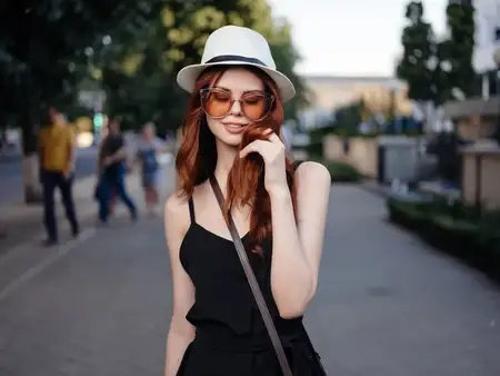 Симпатичная женщина на открытом воздухе гуляет, отдыхает, путешествует, испытывая эмоции