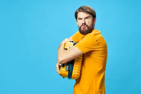 Пассажир с чемоданом в руках, путешествие, багаж, синий фон