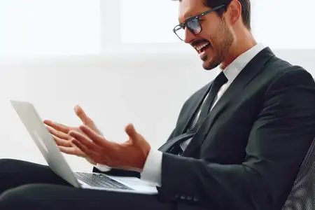 Мужчина за компьютером, успешный бизнесмен на рабочем месте