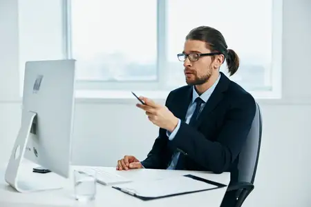 Мужчина в костюме, официальное лицо работает за компьютером, руководитель