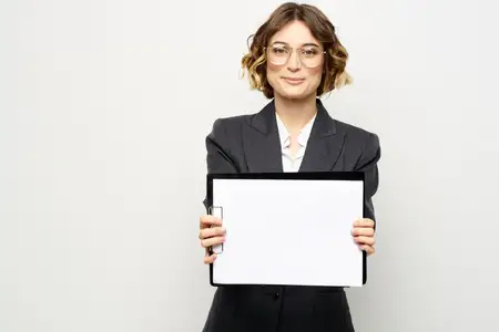 Деловая женщина с папкой документов на светлом фоне, кадрированный вид, на ней рубашка и костюм