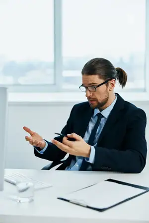 Бизнесмен рядом с рабочим столом в процессе работы за компьютером