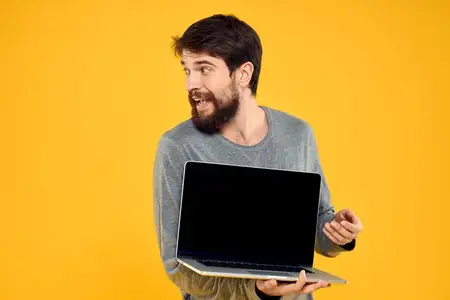 Мужчина с ноутбуком, беспроводные технологии, интернет, образ жизни, работа, желтый изолированный фон