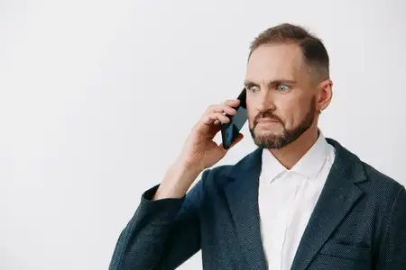 Изображение передает амбициозность, серьезность и профессионализм: корпоративный сотрудник говорит по смартфону, готовый к принятию решений и разработке стратегии, сохраняя спокойное и сдержанное…